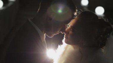 Soğuk akşamda gelin ile damat birçok fenerler ile kaplı bir köprüde. Sonbahar