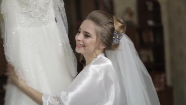 Mooie en mooie bruid in nachtjapon en sluier. Trouwjurk. Slow Motion — Stockvideo