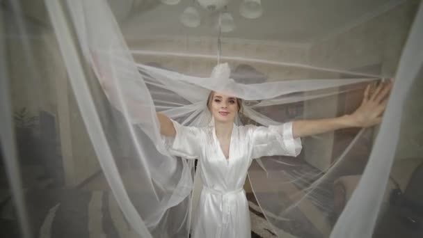 美丽可爱的新娘在夜礼服下巨大的面纱。婚礼早晨 — 图库视频影像