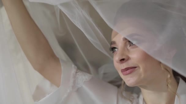 Schöne und reizende Braut in Nachthemd unter riesigem Schleier. Hochzeitstag — Stockvideo