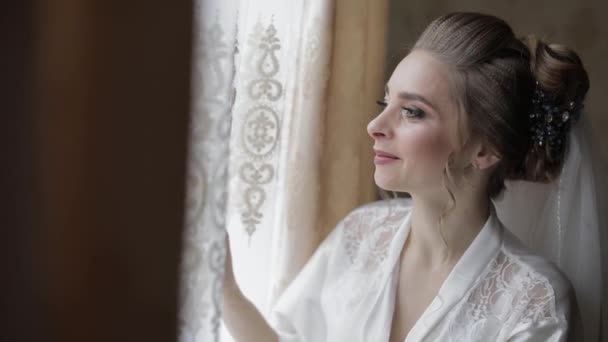 Mooie en mooie bruid in nachtjapon en sluier. Huwelijks ochtend. Slow Motion — Stockvideo