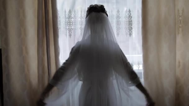 Όμορφη και όμορφη νύφη σε νυχτερινό φόρεμα και πέπλο. Το πρωί του γάμου. Αργή κίνηση — Αρχείο Βίντεο