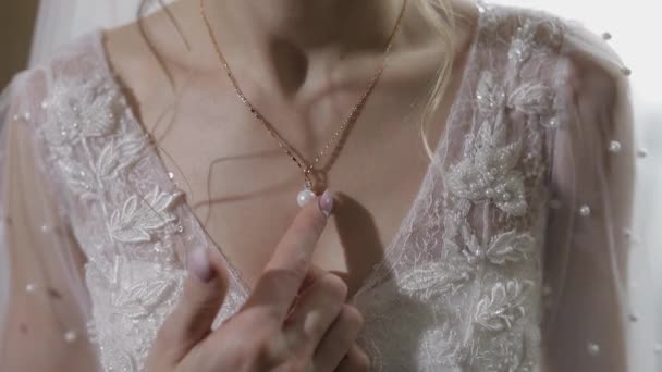 Elegante blonde Braut tragen schöne Halskette. Frau am Hochzeitsmorgen — Stockvideo