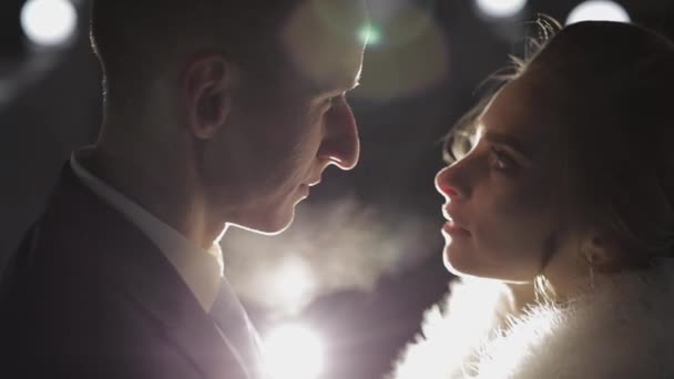 Marié avec la mariée dans la soirée froide sur un pont couvert de beaucoup de lanternes. automne — Video