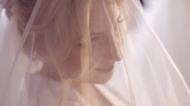 Güzel ve güzel gelin. Güzel ve bakımlı bir kadın. Yavaş çekim