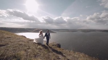 Düğün çifti. Güzel damat ve gelin. Mutlu bir aile. Erkek ve kadın aşık