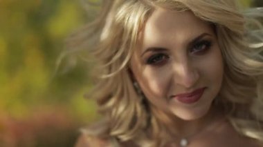 Parkta güzel ve güzel bir gelin. Güzel ve bakımlı kadın.