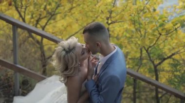 Düğün çifti. Güzel damat ve gelin. Mutlu bir aile. Erkek ve kadın aşık