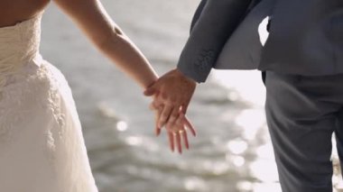 Düğün çifti. Güzel damat ve gelin. Mutlu bir aile. Erkek ve kadın aşık