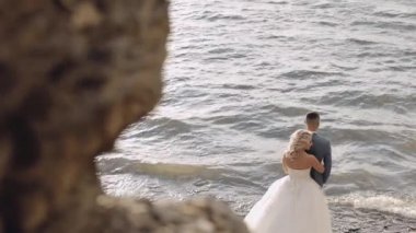 Düğün çifti. Güzel damat ve gelin. Mutlu bir aile. Erkek ve kadın aşık