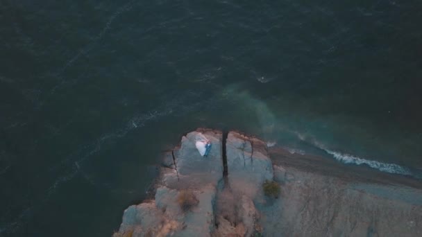 Bröllopspar. Härlig brudgum och brud. Lycklig familj. Aerial shot — Stockvideo