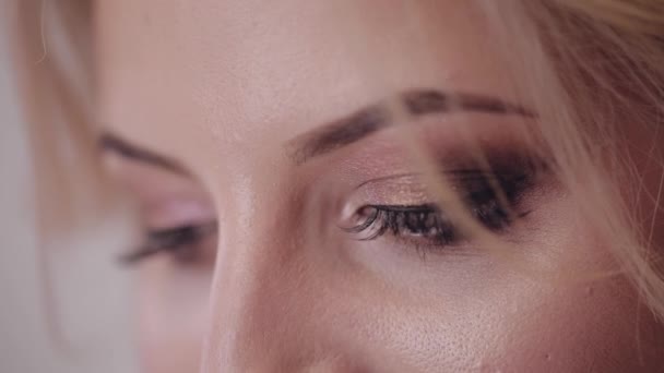 Hermosa y encantadora novia. Primer plano de ojos de novias. Mañana de boda — Vídeo de stock