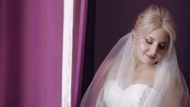美しく、素敵な花嫁。きれいで手入れの行き届いた女性スローモーション — ストック動画