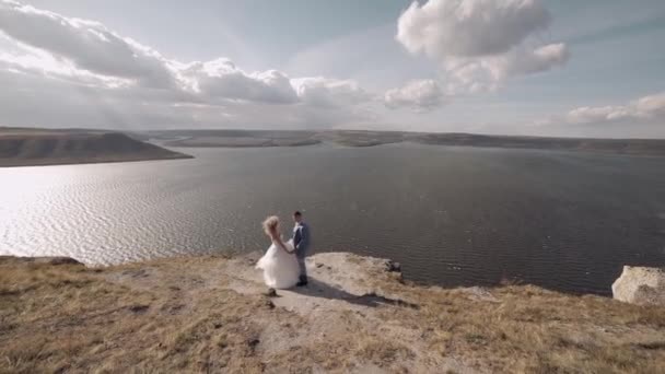 Düğün çifti. Güzel damat ve gelin. Mutlu bir aile. Erkek ve kadın aşık — Stok video