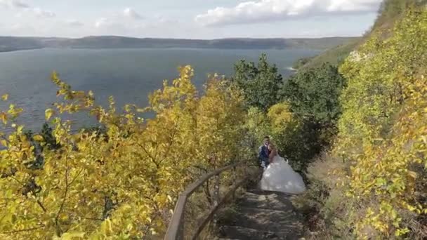 Düğün çifti. Güzel damat ve gelin. Mutlu bir aile. Erkek ve kadın aşık — Stok video