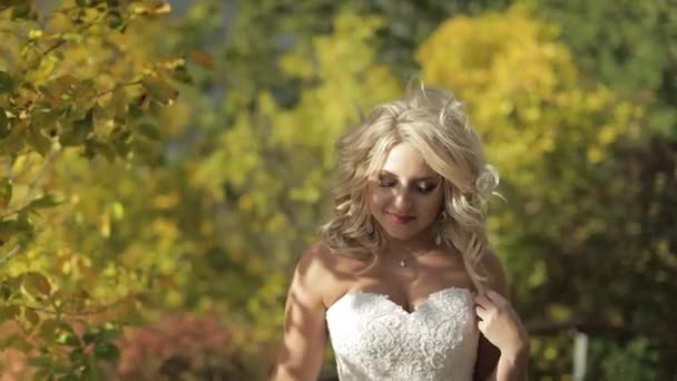 Krásná a krásná nevěsta v parku. Krásná a dobře rozkvetla žena. — Stock video