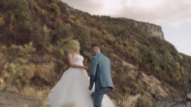 Pareja de bodas. Precioso novio y novia. Familia feliz. Hombre y mujer enamorados — Vídeos de Stock