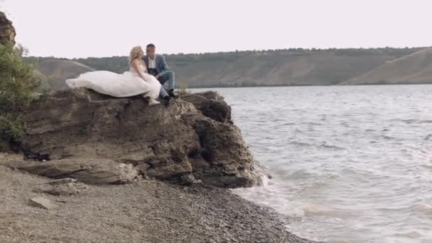 Hochzeitspaar. schöne Bräutigam und Braut. glückliche Familie. Mann und Frau verliebt — Stockvideo