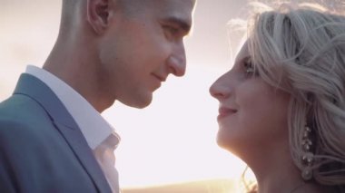 Düğün çifti. Güzel damat ve gelin. Mutlu bir aile. Erkek ve kadın aşık