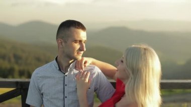 Genç çift birlikte. İlişki ve aşk. Mutluyum. Aşık bir adam ve kadın