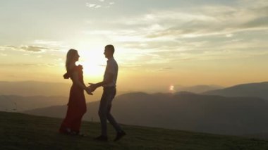 Genç çift birlikte. İlişki ve aşk. Mutluyum. Aşık bir adam ve kadın