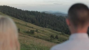 Dağların yanında çok güzel bir çift. İlişki ve aşk