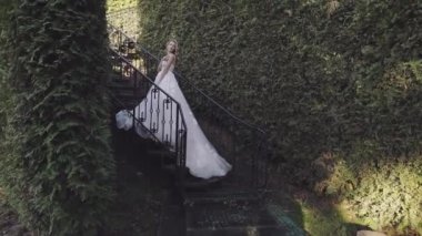 Güzel ve güzel gelin. Güzel ve bakımlı bir kadın. Yavaş çekim