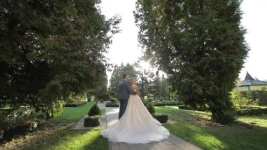 Düğün çifti. Güzel damat ve gelin. Mutlu bir aile. Erkek ve kadın aşık