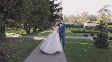 Düğün çifti. Güzel damat ve gelin. Mutlu bir aile. Erkek ve kadın aşık