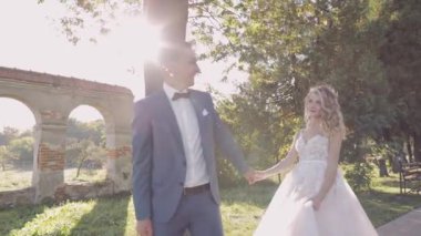 Düğün çifti. Güzel damat ve gelin. Mutlu bir aile. Erkek ve kadın aşık