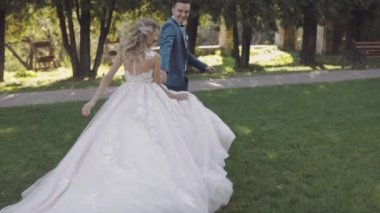 Düğün çifti. Güzel damat ve gelin. Mutlu bir aile. Erkek ve kadın aşık