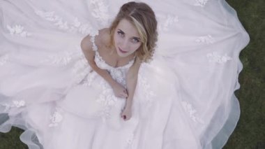 Güzel ve güzel gelin. Güzel ve bakımlı bir kadın. Yavaş çekim