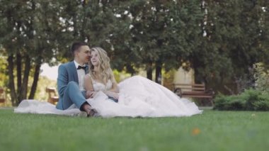 Düğün çifti. Güzel damat ve gelin. Mutlu bir aile. Erkek ve kadın aşık