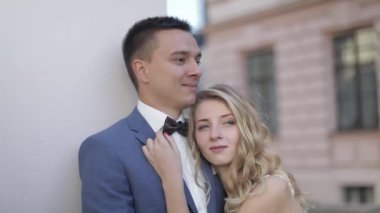 Düğün çifti. Güzel damat ve gelin. Mutlu bir aile. Erkek ve kadın aşık