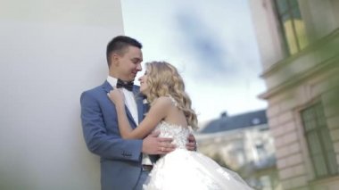 Düğün çifti. Güzel damat ve gelin. Mutlu bir aile. Erkek ve kadın aşık