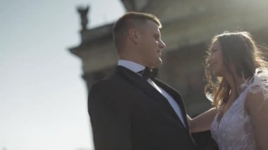 Düğün çifti. Güzel damat ve gelin. Mutlu bir aile. Erkek ve kadın aşık