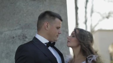 Düğün çifti. Güzel damat ve gelin. Mutlu bir aile. Erkek ve kadın aşık