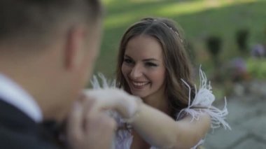 Düğün çifti. Güzel damat ve gelin. Mutlu bir aile. Erkek ve kadın aşık