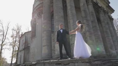 Düğün çifti. Güzel damat ve gelin. Mutlu bir aile. Erkek ve kadın aşık