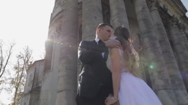 Düğün çifti. Güzel damat ve gelin. Mutlu bir aile. Erkek ve kadın aşık