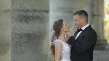 Düğün çifti. Güzel damat ve gelin. Mutlu bir aile. Erkek ve kadın aşık