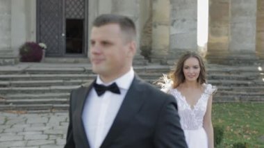 Düğün çifti. Güzel damat ve gelin. Mutlu bir aile. Erkek ve kadın aşık