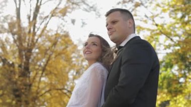 Düğün çifti. Güzel damat ve gelin. Mutlu bir aile. Erkek ve kadın aşık