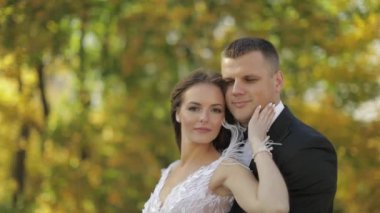 Düğün çifti. Güzel damat ve gelin. Mutlu bir aile. Erkek ve kadın aşık