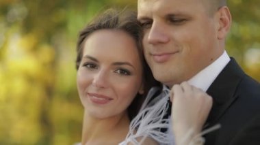 Düğün çifti. Güzel damat ve gelin. Mutlu bir aile. Erkek ve kadın aşık