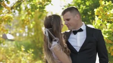 Düğün çifti. Güzel damat ve gelin. Mutlu bir aile. Erkek ve kadın aşık