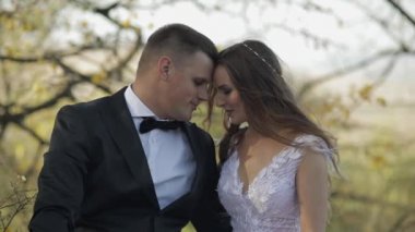 Düğün çifti. Güzel damat ve gelin. Mutlu bir aile. Erkek ve kadın aşık