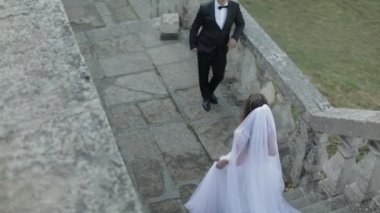 Düğün çifti. Güzel damat ve gelin. Mutlu bir aile. Erkek ve kadın aşık