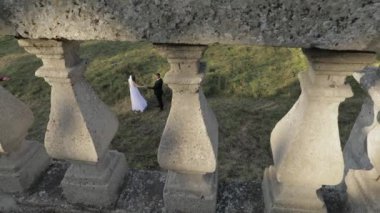 Düğün çifti. Güzel damat ve gelin. Mutlu bir aile. Erkek ve kadın aşık