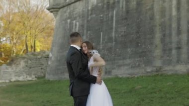 Düğün çifti. Güzel damat ve gelin. Mutlu bir aile. Erkek ve kadın aşık